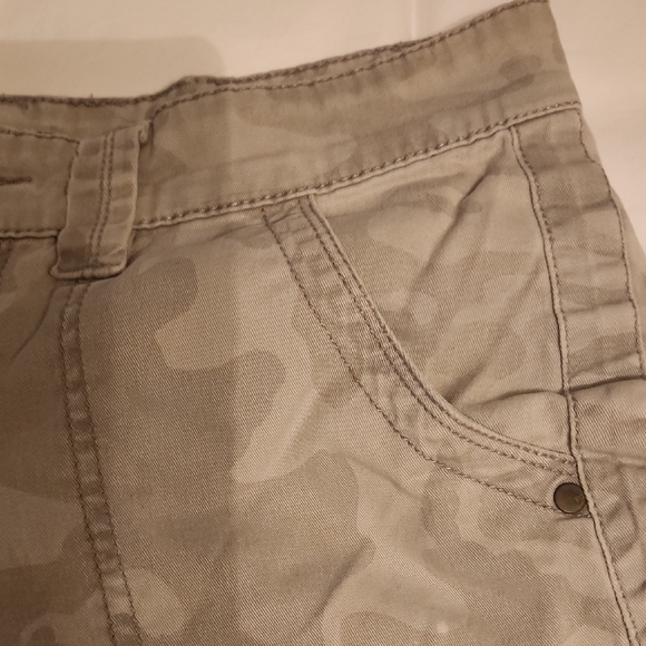 Faded Glory Gray Cargo Shorts Modern Urban Style - Picture 2 of 8